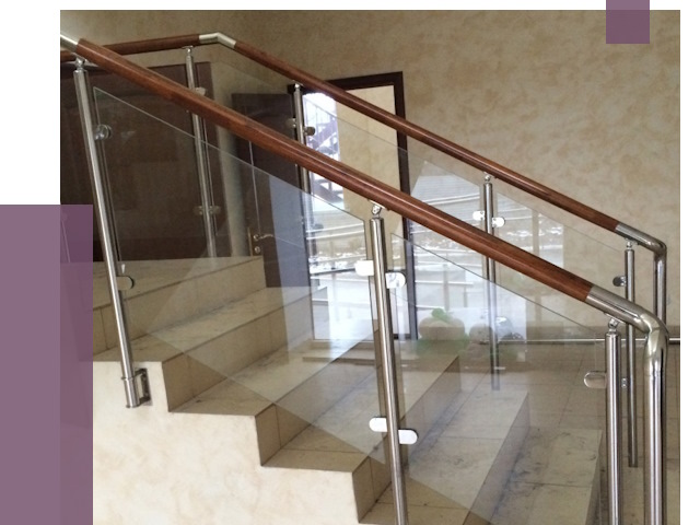 Комбинированные перила из металла и дерева в Донском